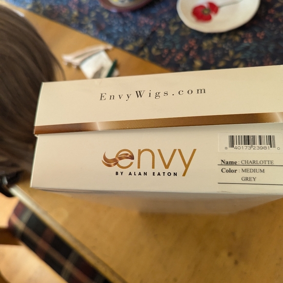 Charlotte wig by Envy in medium gray - Picture 5 of 5